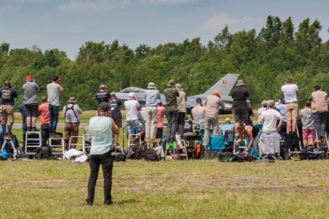 Spotters in action (photo by David Goovaerts)